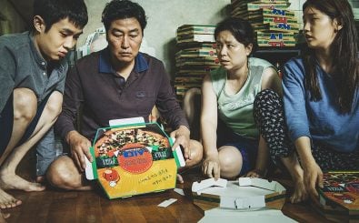 Die Familie Kim faltet zum Lebensunterhalt Pizza-Kartons. Parasite | ©Koch Films