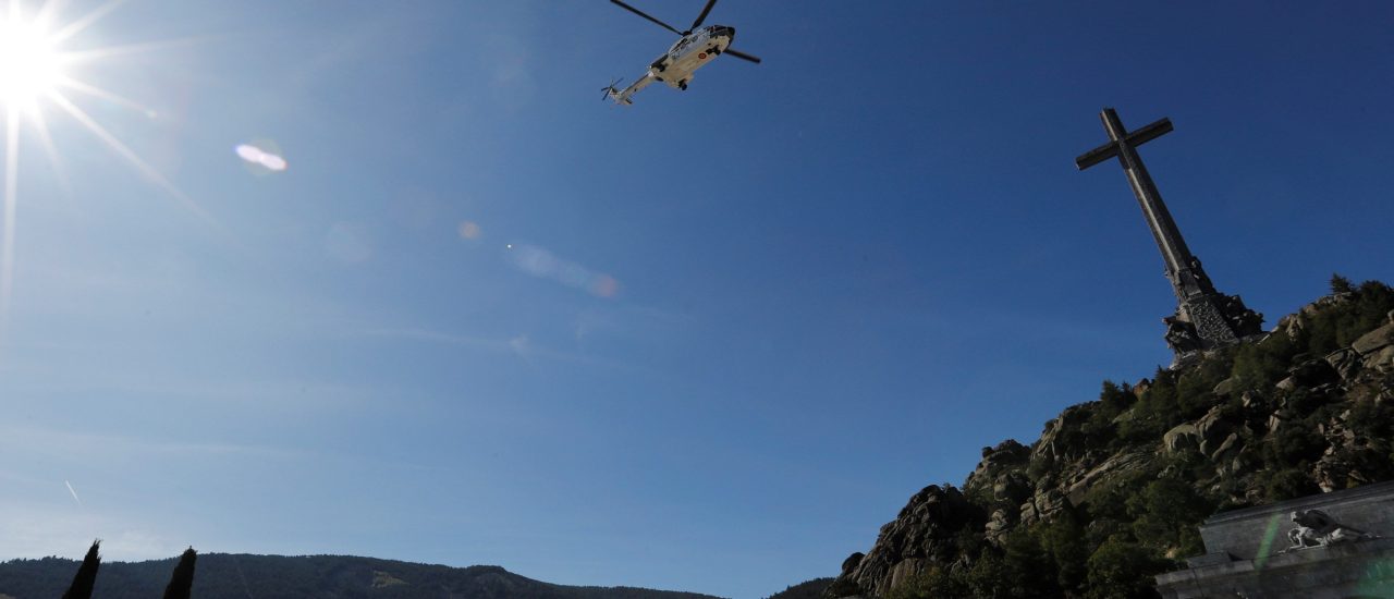 Ein Helikopter des spanischen Militärs transportiert die Überreste Francisco Francos. Die Leiche zieht vom „Tal der Gefallenen“ zu seiner Frau um. 