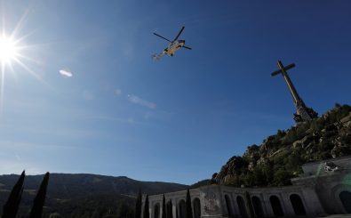 Ein Helikopter des spanischen Militärs transportiert die Überreste Francisco Francos. Die Leiche zieht vom „Tal der Gefallenen“ zu seiner Frau um. 