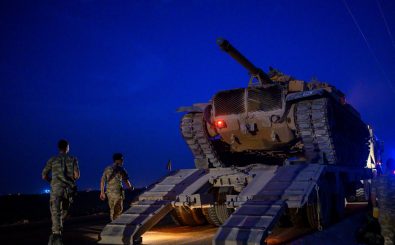 Türkische Soldaten laden einen Panzer in der Nähe zur syrischen Grenze ab. Foto: Bulent Cilik | AFP