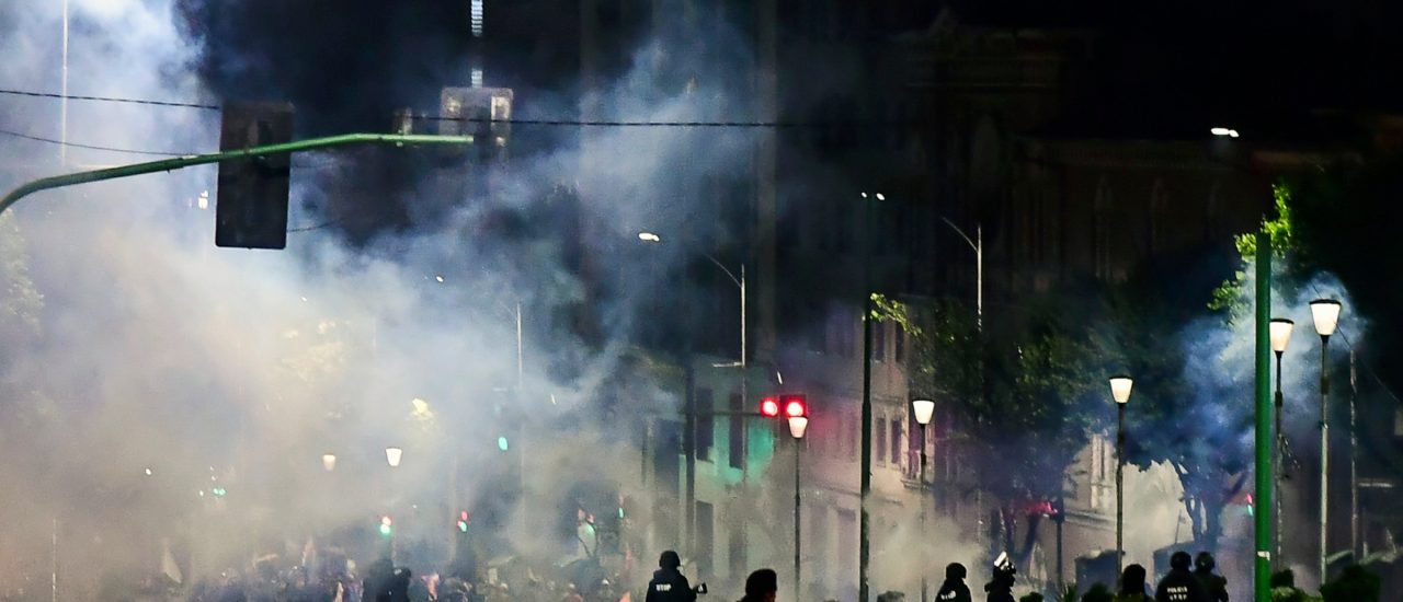 Sicherheitskräfte patrouillieren am 12. November in den Straßen der Hauptstadt La Paz, nach dem Añes sich selbst zur Interimspräsidentin ernannt hatte. Foto: Ronaldo Schemidt | AFP