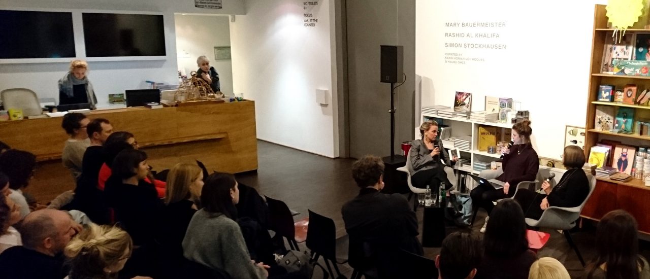 Der Monopol-Podcast war am 11. November live zu Gast im me Collectors Room Berlin. Im Bild: Julia Voss, Sara Steinert und Elke Buhr. Foto: Eva Morlang | detektor.fm