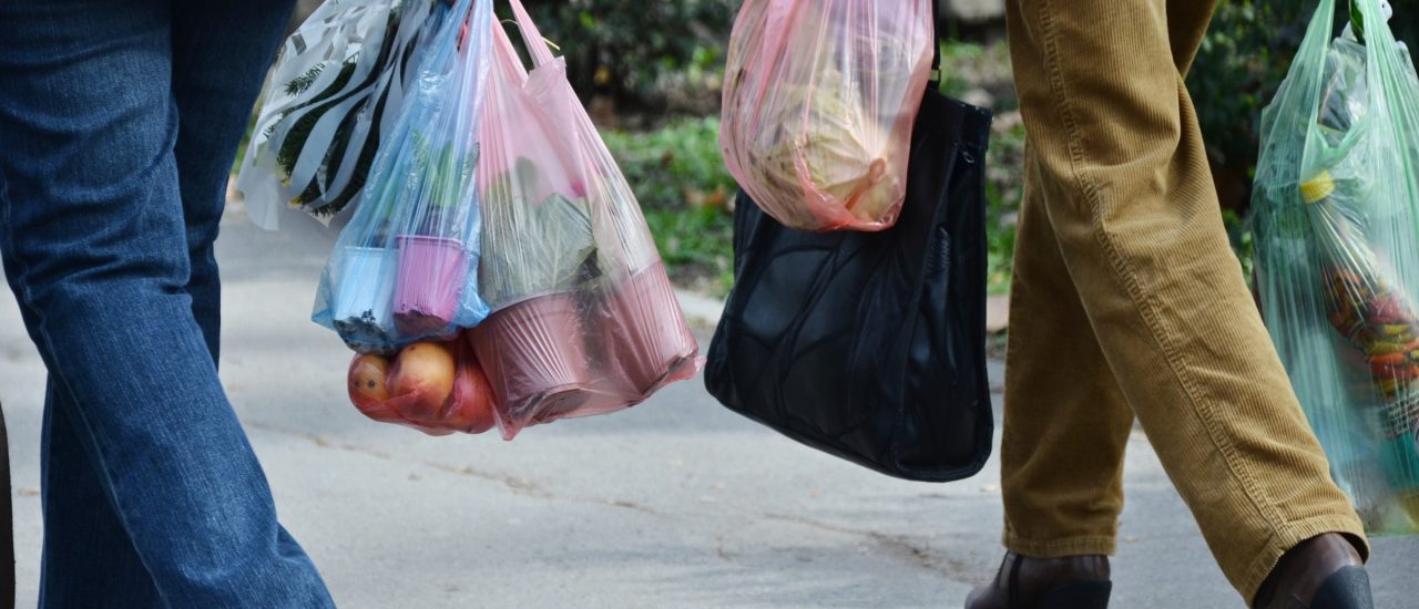 2020 will die Bundesregierung den Verkauf von Plastiktüten einschränken. Foto: Emilija Miljkovic | Shutterstock
