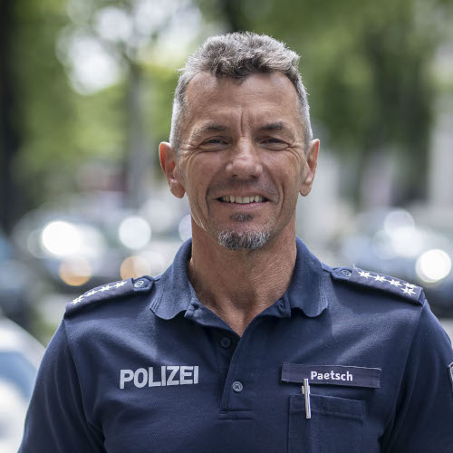 Rainer Paetsch - ist Polizeihauptkommissar für Verkehrsüberwachung in Berlin. 