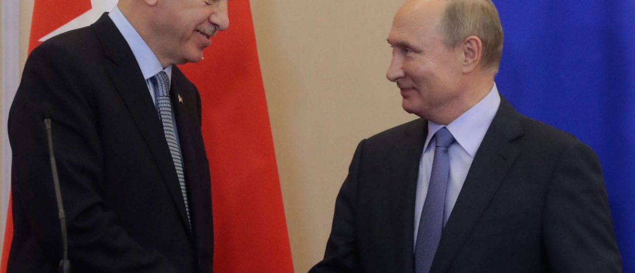 Putin und Erdogan haben sich bei ihrem Treffen in Sotschi auf einen Deal geeinigt, der vorerst das Ende der Militäroffensive in Nordsyrien bedeutet. Foto: Sergei Chirikov | AFP