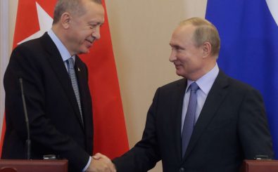 Putin und Erdogan haben sich bei ihrem Treffen in Sotschi auf einen Deal geeinigt, der vorerst das Ende der Militäroffensive in Nordsyrien bedeutet. Foto: Sergei Chirikov | AFP