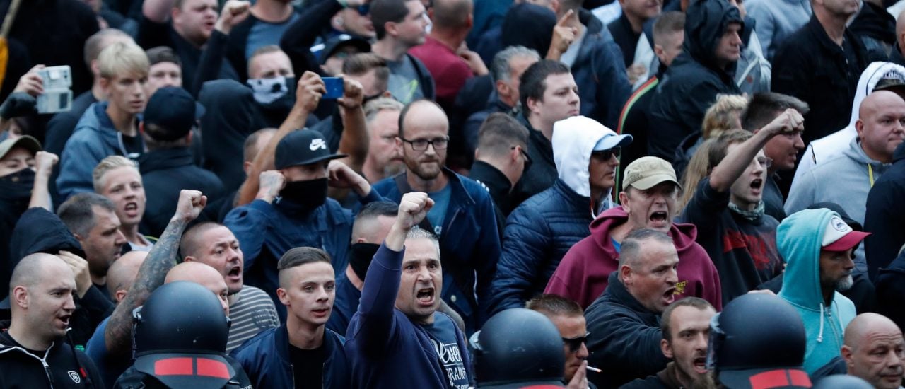 Rechtsextreme Demonstranten 2018 in Chemnitz. Die Polizei hatte die Lage nicht unter Kontrolle und es kam zu schweren Auseinandersetzungen in der Stadt. Foto: AFP | Odd Andersen