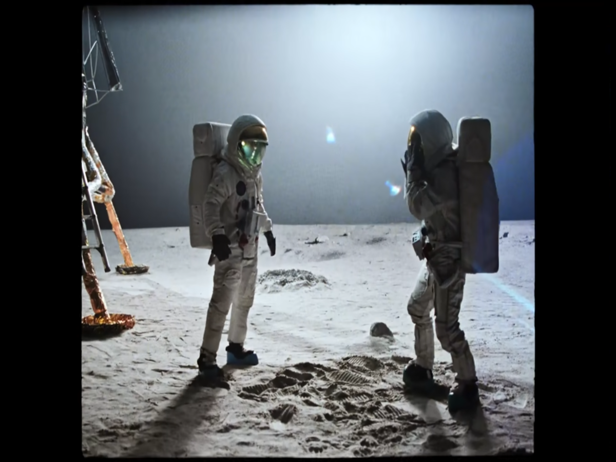 Im Musikvideo von DJ Shadows Song „Rockt Fuel“ wird die amerikanische Mondlandung im Fernsehstudio abgedreht. Und alles geht schief. Foto: Screenshot | vimeo.com
