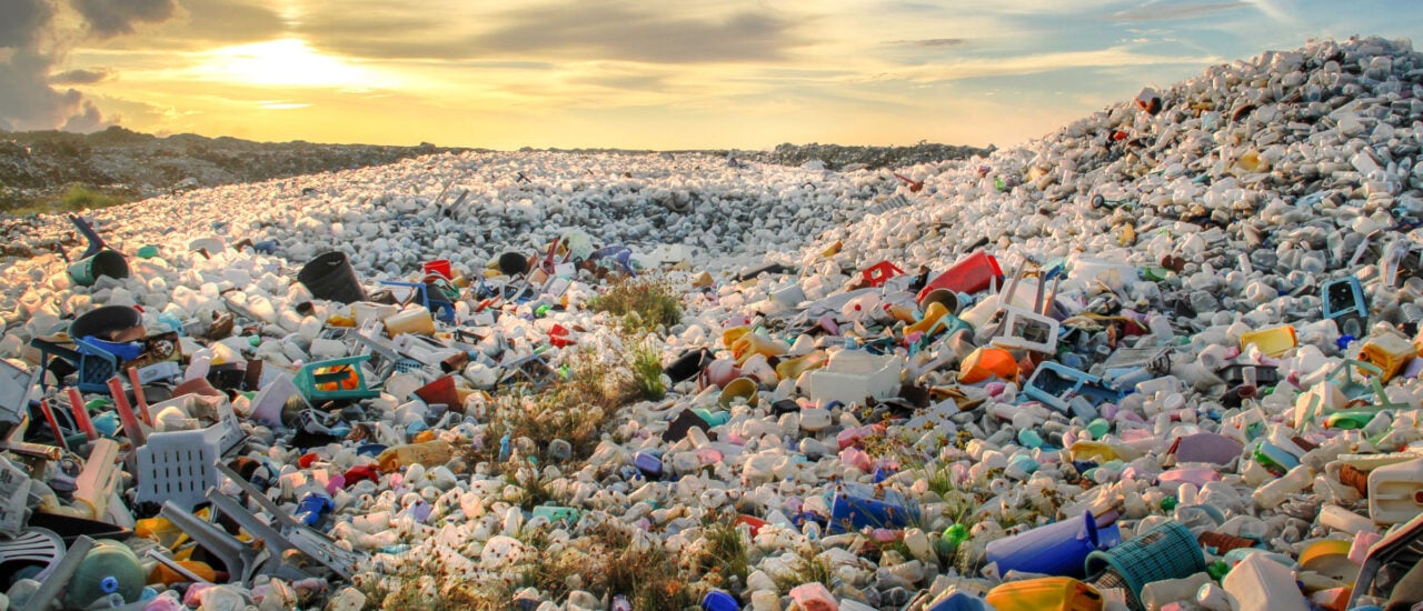 Romantischer Sonnenuntergang vor Plastik aus Verpackungsmüll. Foto: Mohamed Abdulraheem | Shutterstock