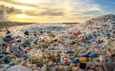 Romantischer Sonnenuntergang vor Plastik aus Verpackungsmüll. Foto: Mohamed Abdulraheem | Shutterstock