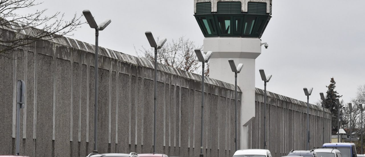 Was hinter hohen Gefängnismauern geschieht, ist oft schwer zu ermitteln. Foto: John MacDougall | AFP