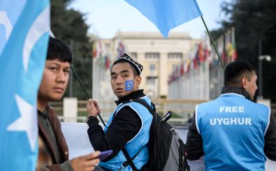 Schon seit Jahren ringen Uiguren um internationale Aufmerksamkeit für ihre Situation, hier zum Beispiel bei einer Demonstration vor dem UN-Büro in Genf 2018. Foto: Fabrice Coffrini | AFP