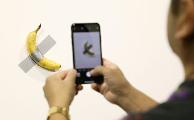 Große Kunst oder volllkommen Banane? Dieses Werk von Maurizio Cattelan wurde am Wochenende von einem Aktionskünstler verspeist. Foto: Cindy Ord | GettyImages/AFP