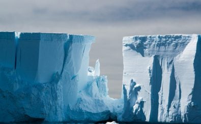 Was verbirgt sich unter den kilometerdicken Eisplatten der Antarktis?  Bild: M_Williamson_Photography | shutterstock