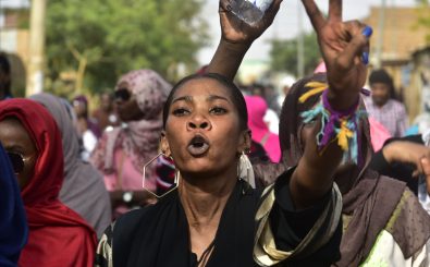 Die vielen Proteste auf dem afrikanischen Kontinent haben eines gemeinsam: Die junge Generation protestiert gegen die alte Elite. Foto: Ahmed Mustafa I AFP
