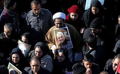 Trauernde Menschen während der Beisetzung Soleimanis im Iran. Foto: Atta Kenare | AFP