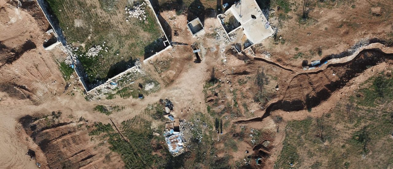 Eine Drohne zeigt ein Kriegsgebiet von oben. So können auch Targeted Killings durchgeführt werden. Foto: MuscleMan29 / shutterstock.com