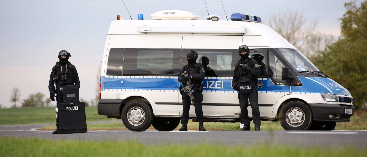 Police secures the area between Wiedersdorf and Landsberg near Halle, eastern Germany, where shots were fired on October 9, 2019. – At least two people were killed in a shooting on a street in the German city of Halle, police said, adding that the perpetrators were on the run. „Early indications show that two people were killed in Halle. Several shots were fired. The suspected perpetrators fled in a car,“ said police on Twitter, urging residents in the area to stay indoors. (Photo by Ronny Hartmann / AFP)