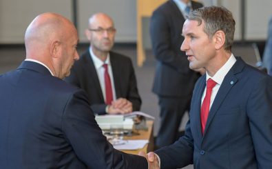 Björn Höcke (rechts) gratuliert Thomas Kemmerich (links) zur Wahl des Ministerpräsidenten in Thüringen. Foto: Jens Schlueter | AFP