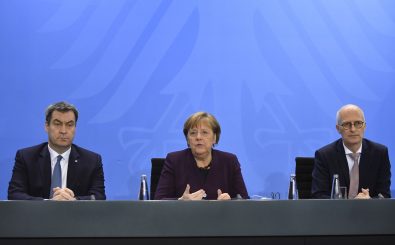 Bild: Markus Söder, Angela Merkel, Peter Tschentscher. Foto: John MacDougall / AFP