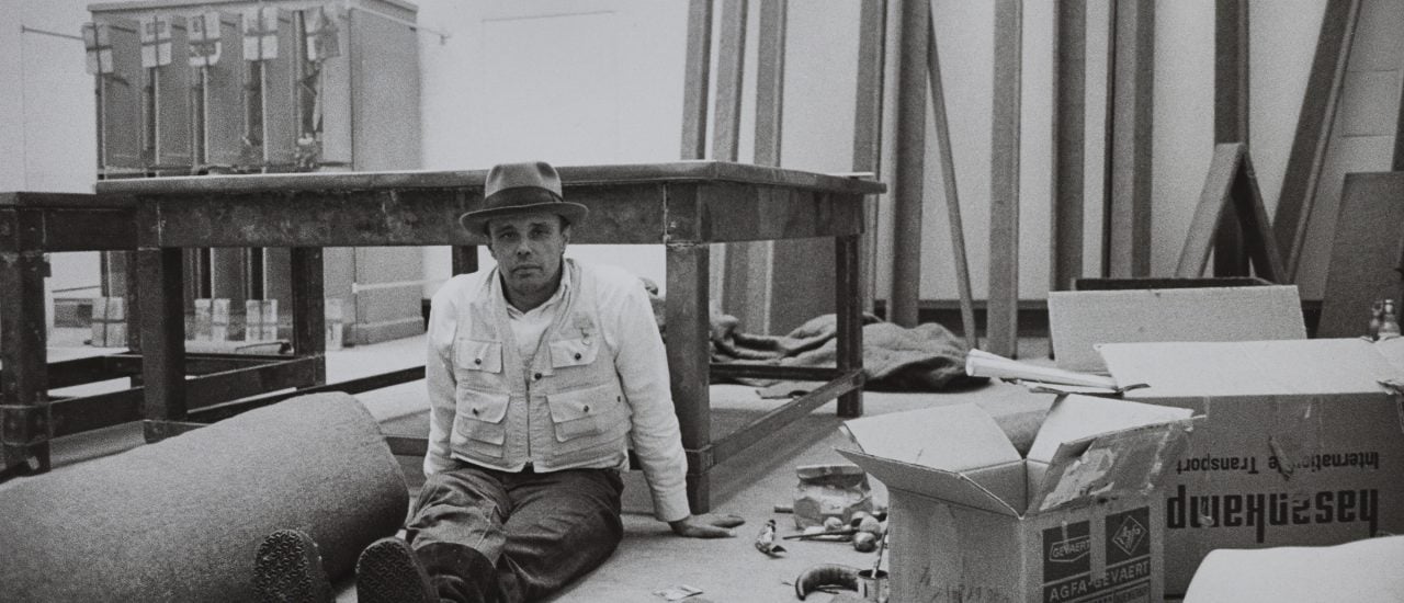 Joseph Beuys 1970 im Hessischen Landesmuseum Darmstadt. Foto: Barbara Klemm, VG Bild-Kunst, Bonn, 2020