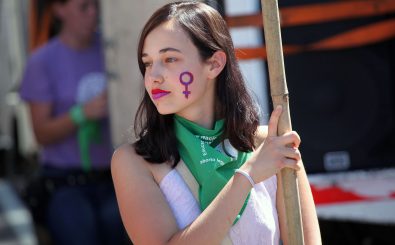 Eine junge Frau demonstriert für körperliche Selbstbestimmung. Foto: Claudio Santisdeban/Shutterstock