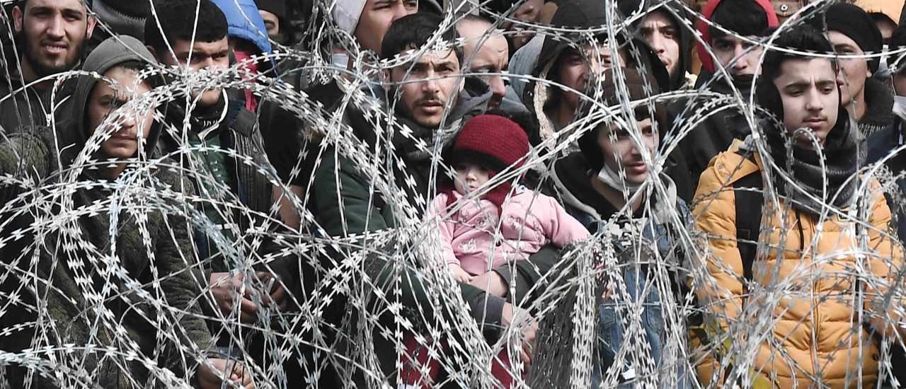 Geflüchtete warten an der griechischen Grenze auf Einlass. Foto: sakis-mitrolidis / AFP