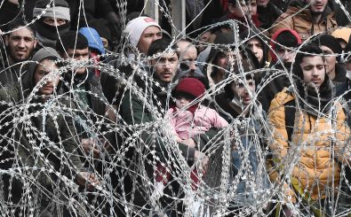 Geflüchtete warten an der griechischen Grenze auf Einlass. Foto: sakis-mitrolidis / AFP