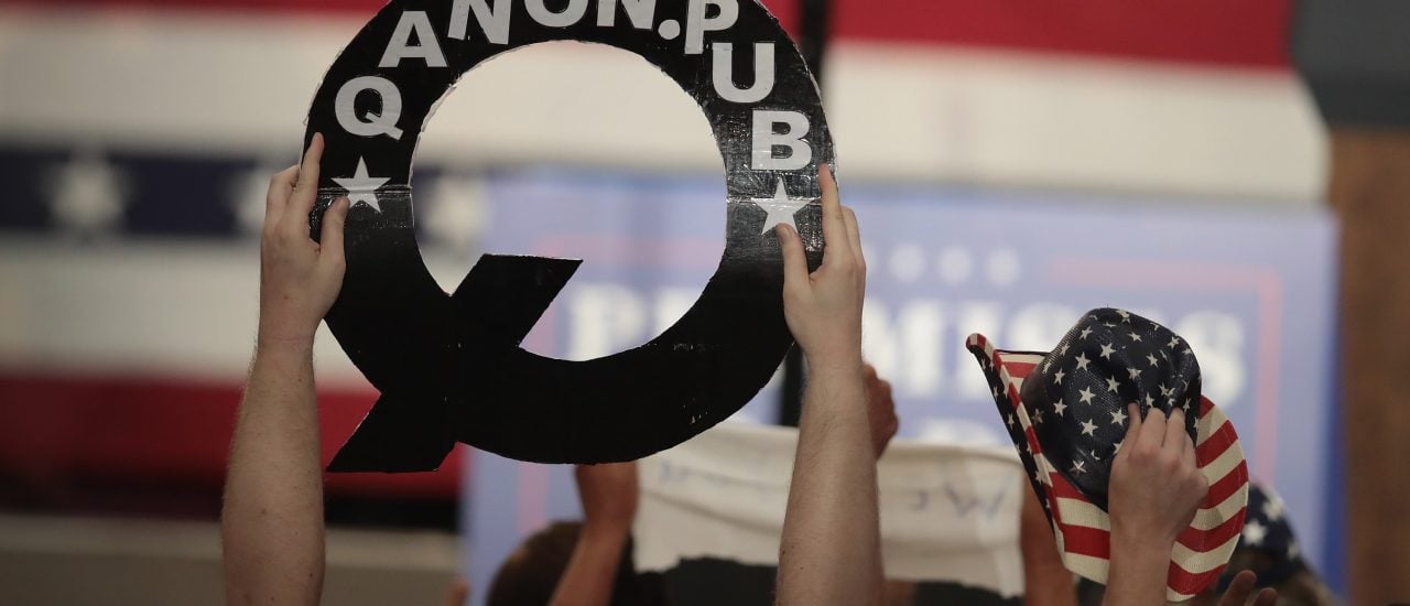 Bei einer Wahlveranstaltung von Donald Trump sieht man in die Höhe gestreckte Qs. Foto: Scott Olson/Getty Images/AFP