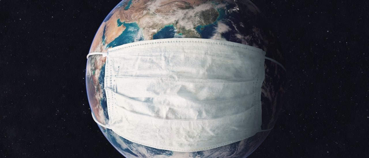 Das Coronavirus und das Klima: Auf dem Bild sieht man die Erde vom Weltall aus mit einem Mundschutz. Foto: diy13 | Shutterstock