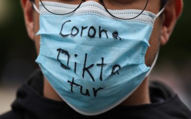 Verschwörungsmythen verbreiten die Idee einer Corona-Diktatur. Foto: Yann Schreiber | AFP