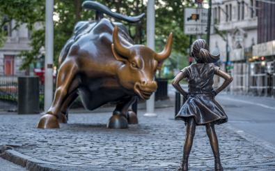 Die Statue des „fearless girl“ schaut auf der Wall Street der Figur des „Charging Bull“ entgegen. Einem Symbol für aggressive Finanzmärkte. Foto: quietbits / Shutterstock