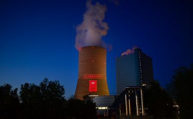 Greenpeace activists project the slogan „Climate crisis On“ on the cooling tower of the coal-fired power plant Datteln 4 of Uniper in Datteln, western Germany, on May 30, 2020. – Despite repeated protests in recent months against the controversial hard coal-fired power plant Datteln 4 , it will go into regular operation on Saturday. (Photo by Ina FASSBENDER / AFP)