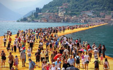 „The Floating Piers“ war eine temporäre Installation des Künstlerpaars auf einem See in Italien im Jahr 2016. Bild: MikeDotta | shutterstock