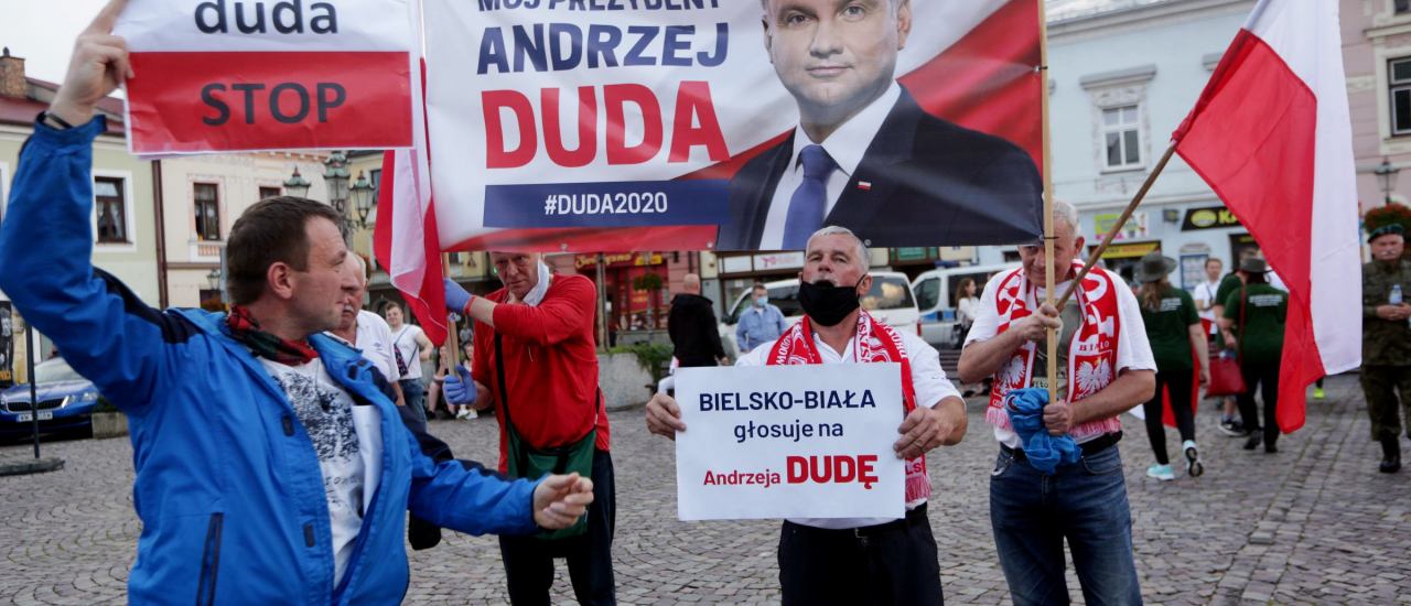 Skoczow,Poland – Juni 26, 2020 : Unterstützer und Gegner von Andrzej Duda auf dem Marktplatz in Skoczów. Foto: praszkiewicz/ shutterstock