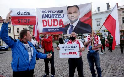 Skoczow,Poland – Juni 26, 2020 : Unterstützer und Gegner von Andrzej Duda auf dem Marktplatz in Skoczów. Foto: praszkiewicz/ shutterstock