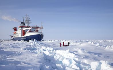Polarstern drifting in the arctic ice with scientists in the front on the right side. Foto: Michael Gutsche / Alfred-Wegener-Institut