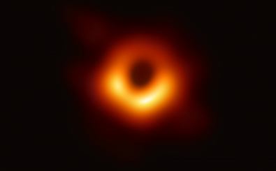 A handout photo provided by the European Southern Observatory on April 10, 2019 shows the first photograph of a black hole and its fiery halo, released by Event Horizon Telescope astronomers (EHT), which is the „most direct proof of their existence,“ one of the project’s lead scientists told AFP. (Photo by – / EUROPEAN SOUTHERN OBSERVATORY / AFP) / RESTRICTED TO EDITORIAL USE – MANDATORY CREDIT „AFP PHOTO / EUROPEAN SOUTHERN OBSERVATORY“ – NO MARKETING NO ADVERTISING CAMPAIGNS – DISTRIBUTED AS A SERVICE TO CLIENTS