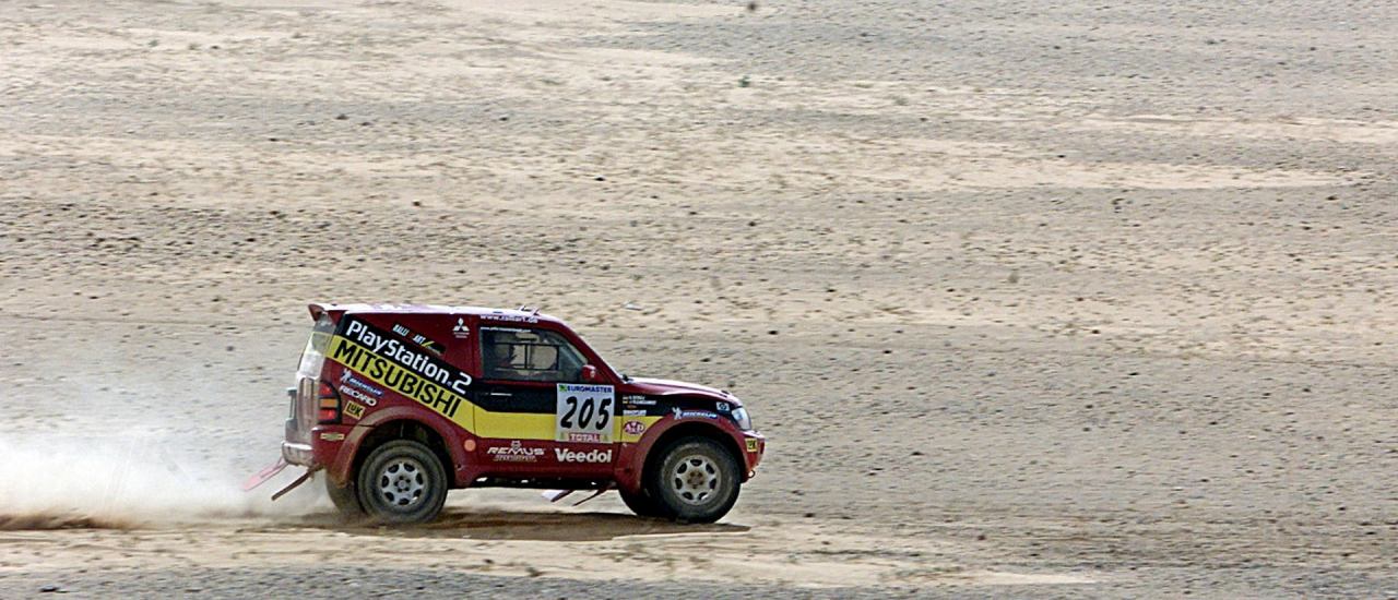 German Jutta Kleinschmidt drives her Mitsubishi in the Mauritanian desert 12 January 2001 during the 11th stage of the 23rd Paris-Dakar rally between Atar and Nouakchott. Kleinschmidt placed 2nd of the stage and 2nd in the overall standings. AFP PHOTO/ Patrick HERTZOG (Photo by PATRICK HERTZOG / AFP)