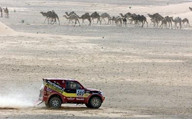 German Jutta Kleinschmidt drives her Mitsubishi in the Mauritanian desert 12 January 2001 during the 11th stage of the 23rd Paris-Dakar rally between Atar and Nouakchott. Kleinschmidt placed 2nd of the stage and 2nd in the overall standings. AFP PHOTO/ Patrick HERTZOG (Photo by PATRICK HERTZOG / AFP)