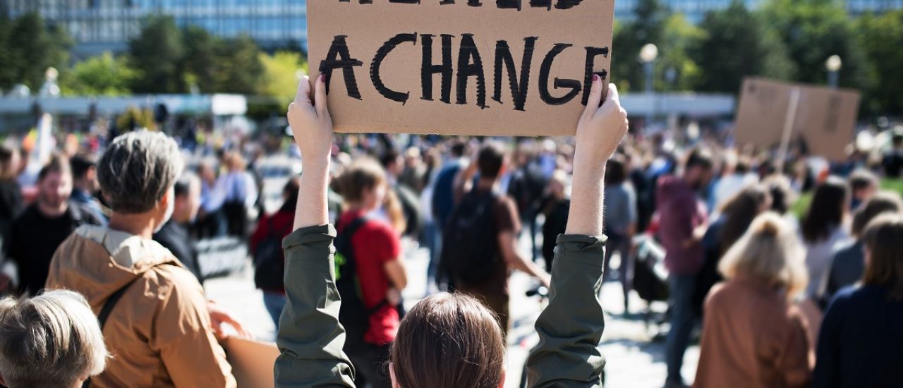 Klima-Demonstrantin fordert Veränderung der Klimapolitik. (Foto: Halfpoint / shutterstock.com)