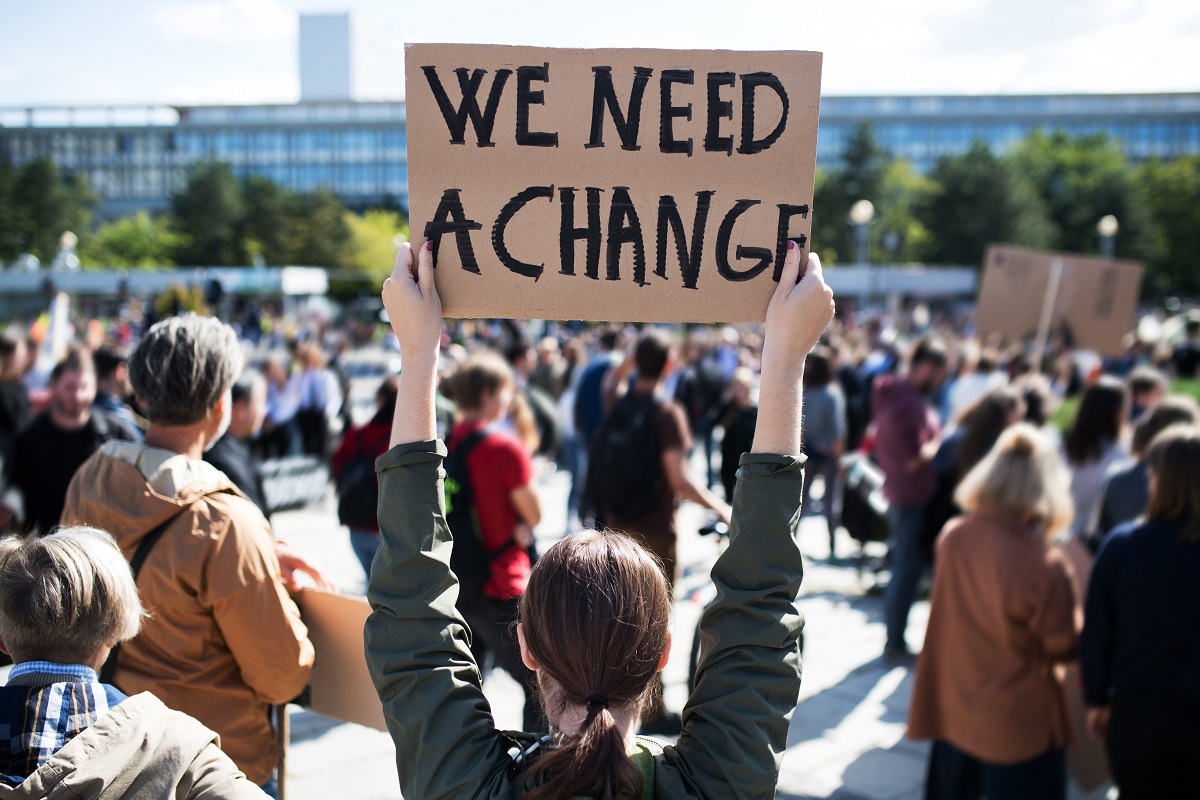 Klima-Demonstrantin fordert Veränderung der Klimapolitik. (Foto: Halfpoint / shutterstock.com)