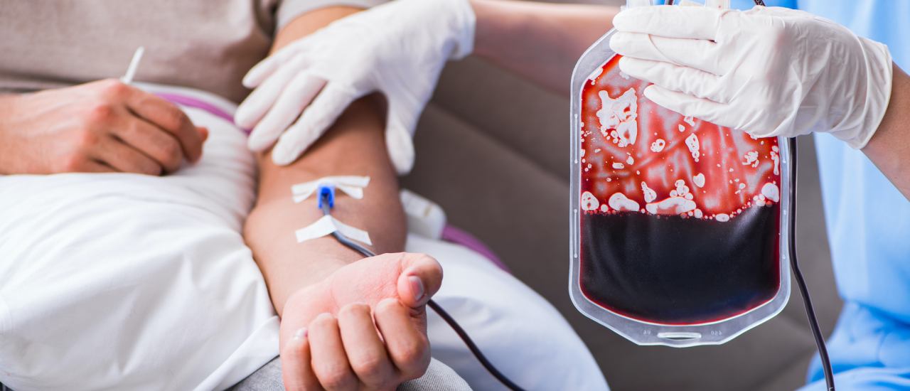 Patient getting blood transfusion in hospital clinic. Foto: Elnur | Shutterstock