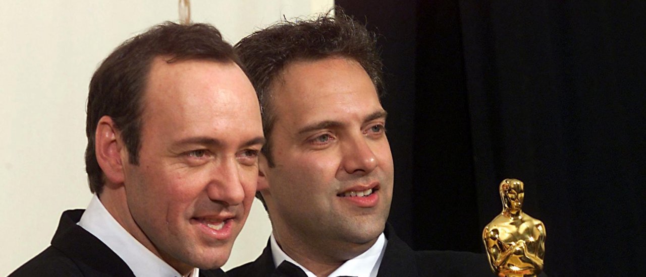 Actor Kevin Spacey (L) and director Sam Mendes (R) hold their Oscars for Best Actor and Best Director for  „American Beauty“  at the 72nd Annual Academy Awards in Los Angeles 26 March 2000.    (ELECTRONIC IMAGE)    AFP PHOTO/SCOTT NELSON (Photo by SCOTT NELSON / AFP)