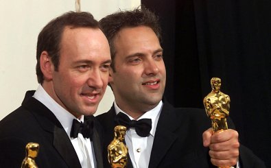 Actor Kevin Spacey (L) and director Sam Mendes (R) hold their Oscars for Best Actor and Best Director for  „American Beauty“  at the 72nd Annual Academy Awards in Los Angeles 26 March 2000.    (ELECTRONIC IMAGE)    AFP PHOTO/SCOTT NELSON (Photo by SCOTT NELSON / AFP)