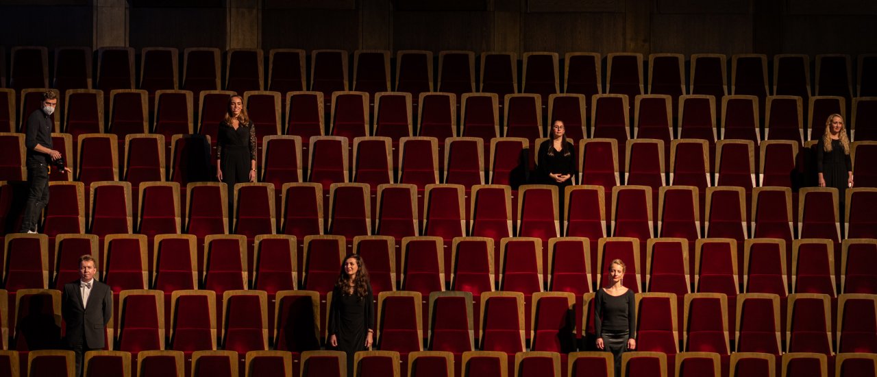 Der Gewandhauschor auf Abstand bei einer Aufnahme im Großen Saal. Foto: Eric Kemnitz