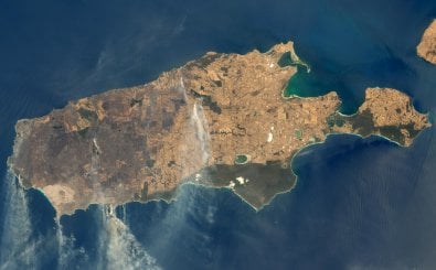 This January 9, 2020, satellite image obtained from NASA Earth Observatory shows smoke from wildfires on Kangaroo Island, Australia. – On Kangaroo Island off South Australia, the largest town was cut off as firefighters battled dangerous infernos, forcing some residents to flee to the local jetty. (Photo by HO / NASA Earth Observatory / AFP) / RESTRICTED TO EDITORIAL USE – MANDATORY CREDIT „AFP PHOTO / NASA Earth Observatory“ – NO MARKETING – NO ADVERTISING CAMPAIGNS – DISTRIBUTED AS A SERVICE TO CLIENTS