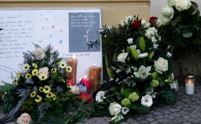 A woman places flowers for the victims in front of the Oberlin care clinic in Potsdam, eastern Germany, on April 29, 2021, where four people have been killed and one person seriously wounded in an attack on late April 28, 2021. – A 51-year-old employee has been arrested „under strong suspicion“ of carrying out the assault, police said. The motivation for the attack is not known, they added. The clinic specialises in helping those with disabilities, offering live-in care. (Photo by Odd ANDERSEN / AFP)