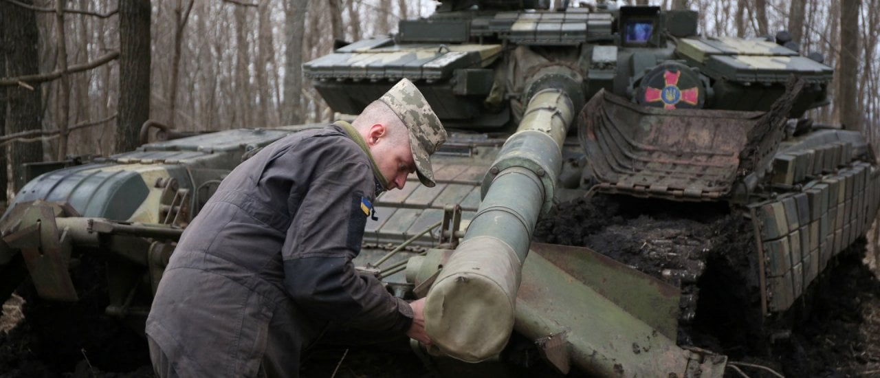 Ukrainischer Mechaniker arbeitet an einem Panzer nahe Lysychansk. Foto: STR_AFP