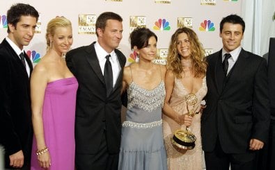 Cast members from „Friends,“ which won Outstanding Comedy, series pose for photogarpher at the 54th Annual Emmy Awards at the Shrine Auditorium in Los Angeles 22 September 2002.  From L to R are David Schwimmer, Lisa Kudrow, Mathew Perry, Courtney Cox Arquette, Jennifer Aniston and Matt LeBlanc.  AFP PHOTO Lee CELANO (Photo by LEE CELANO / AFP)